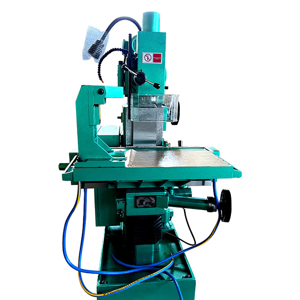 UNIVERSAL MILLING MACHINE
